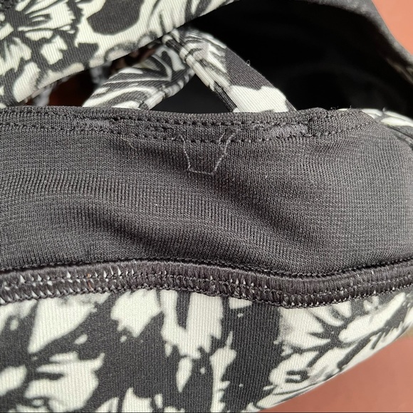 Lululemon black and white floral print energy bra, size 6 - Picture 4 of 5